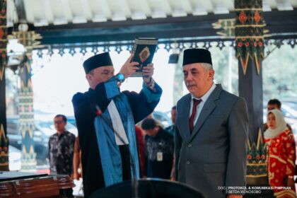 One Andang Wardoyo resmi menanggalkan jabatan sebagai Sekretaris Daerah Kabupaten Wonosobo dan digantikan Plh Sekda, M. Kristijadi di Pendopo Bupati, Jumat ( 11/9/2026). ( LT / Ida Agus)